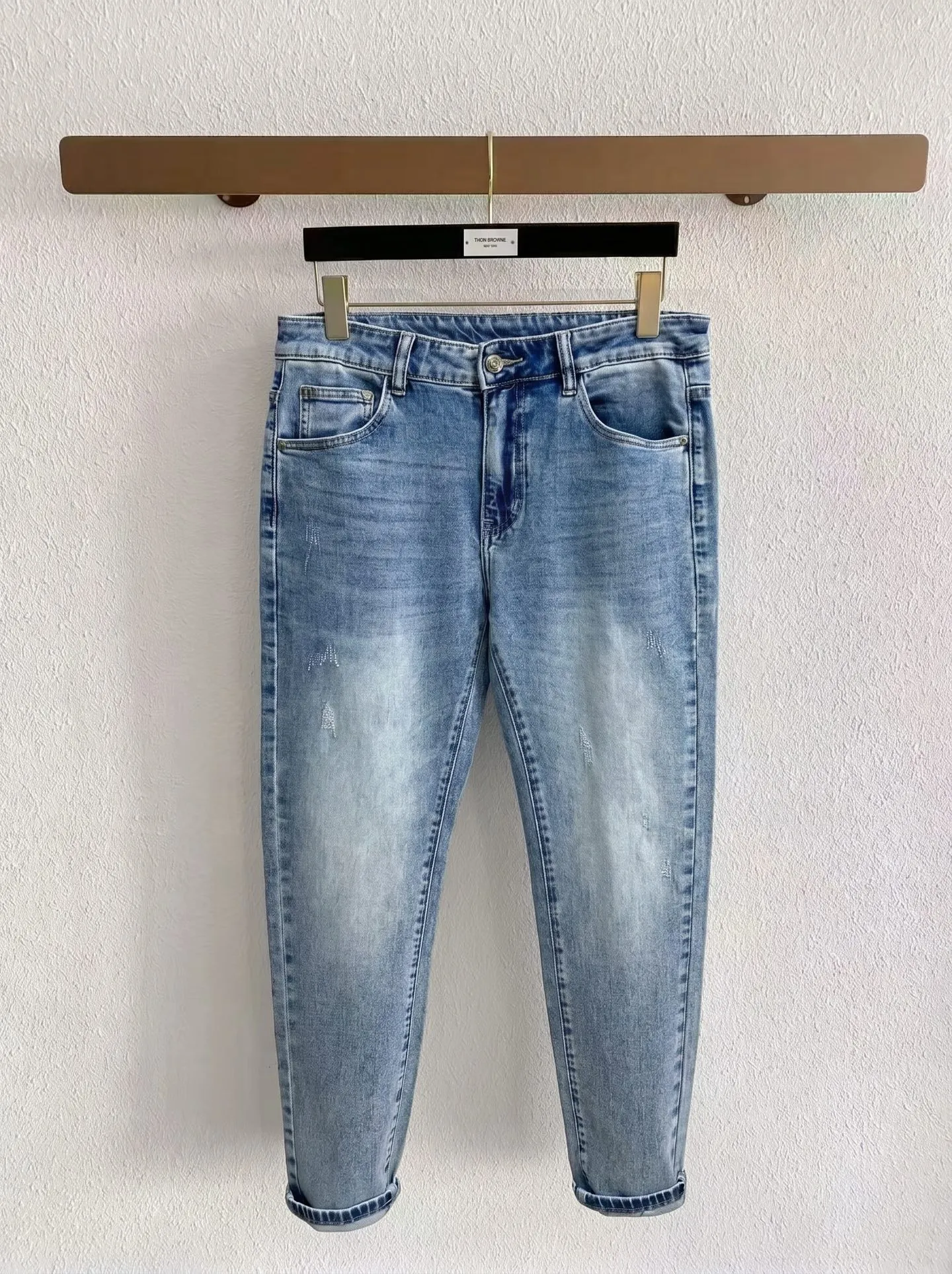 VAL Valentino launches new men's thin jeans in summer 2026! Heavy-duty washed denim fabric, customized fabric is softer and more comfortable than ordinary denim fabric! Ultra-heavy industrial washing process and dual-process washing. The entire pair of pants has a comfortable hand feel, and the level of fineness and breathable effect are top-notch. All hardware brand logos are custom-made, and the materials are selected with the best attributes. The elasticity of the fabric is very good and the comfort is great! The low-key design style is simple and elegant. Sizes: 28-36 no 35